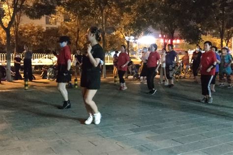 宋哥广场舞《如果就这么老了》简单步子舞，三分钟学会_凤凰网视频_凤凰网