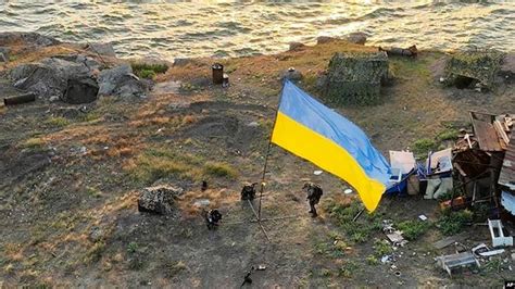 乌军重新控制蛇岛并举行升旗仪式 俄军巩固新占领的乌东领土