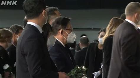 特朗普会见日本天皇夫妇，欢迎仪式后双方互换礼物