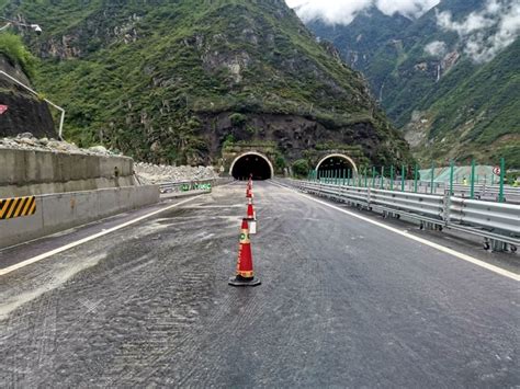 汶马高速和国道317受泥石流阻断道路已恢复通行-天府龙泉驿