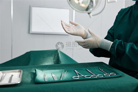 外科手术医生术前佩戴手套特写高清图片下载-正版图片501781649-摄图网