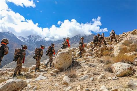 西藏阿里边防官兵克服高寒缺氧，在“生命禁区”巡逻|缺氧|禁区|西藏_新浪新闻