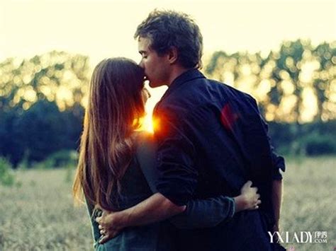 【图】亲吻额头代表什么 从吻的部位看出爱(4)_亲吻额头代表什么_伊秀情感网|yxlady.com