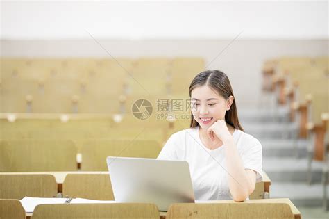 学习笔记本电脑的女孩高清图片下载-正版图片502244128-摄图网