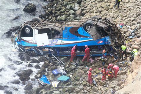 秘鲁一载有50余人大巴坠崖至少48人死亡 6名幸存者被送入医院