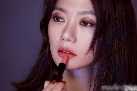 烈焰红唇、透明薄纱，韩国女星裴斗娜性感写真被指酷似戚薇