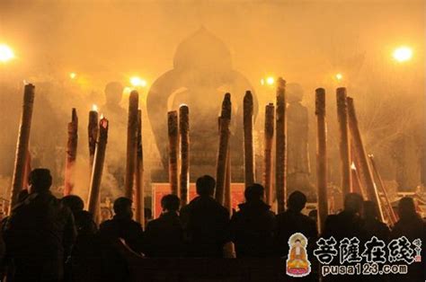 在中国陕西西安的佛寺，香客们烧香祈求好运—高清视频下载、购买_视觉中国视频素材中心
