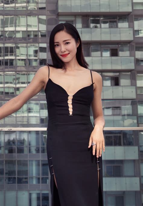《七十七天》多伦多电影节首映 江一燕黑色长裙显优雅性感