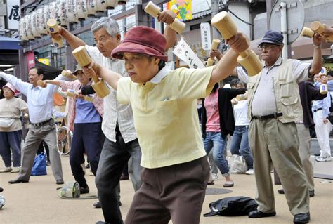 70岁以下都不算老人！日本推出“变态”政策，或再次延迟退休！__财经头条