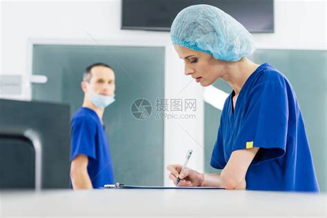 女外科医生在医院看她时撰写诊断书高清图片下载-正版图片502716396-摄图网
