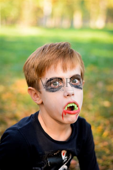 有趣的万圣节吸血鬼小男孩照片摄影图片_ID:300125596-Veer图库