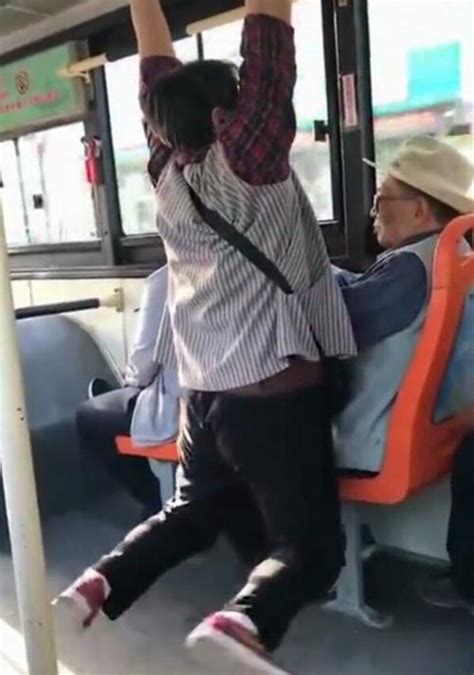 济南老太拒绝小伙让座 公交车上耍单杠_手机新浪网