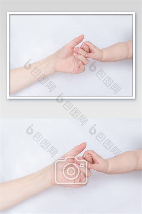 母亲节清晨宝宝和妈妈室内握手摄影图配图高清摄影大图-千库网