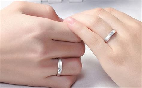 戒指刻字刻什么？ 分享有意义的戒指刻字 – 我爱钻石网官方网站