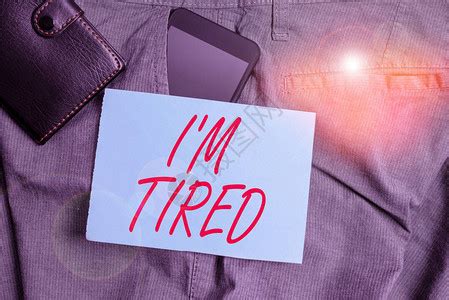精疲力竭的执行经理因过度劳累而在工作中休息，患有倦怠综合症。高清摄影大图-千库网