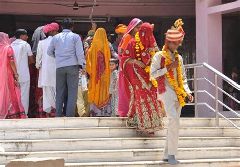 印度的童婚女孩们：14岁女孩为婚礼准备，结婚后发现自己很孤独-百科-优推目录