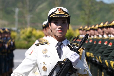 一大波妹子来袭！越南女兵穿新式军服大拍靓照_新浪图片