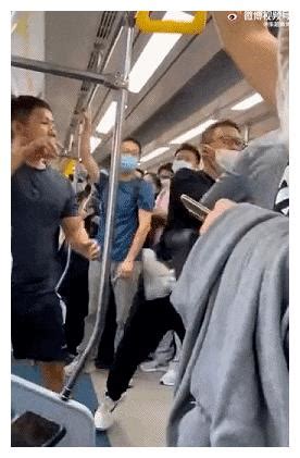 北京地铁4名乘客打架后续！主动挑衅袭击的夫妻俩被网暴！|胸肌|挑衅|北京地铁_新浪新闻