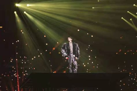 蔡徐坤首场个人演唱会激动流泪，他说：谢谢你们，愿意来解我的迷！_京报网