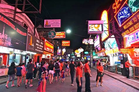 镜头下：曼谷的酒吧一条街，一到夜晚热闹非凡|曼谷|酒吧|人妖_新浪新闻