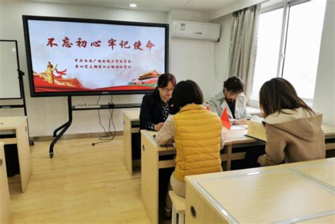 党员小组正在分组学习讨论党插画图片-千库网