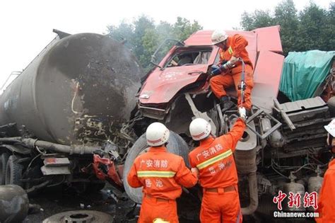沪蓉高速发生惨烈车祸 大客车穿过隔离带侧翻致一人死18人受伤|交通事故 - 驾照网