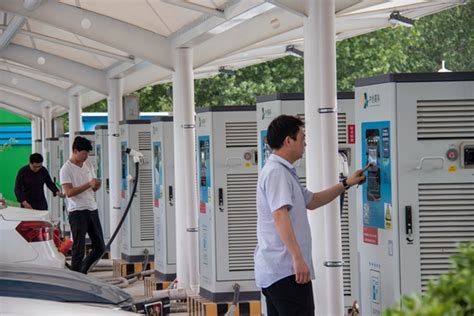 “超级快充”充电站在长春投运 可同时为73辆新能源汽车充电_凤凰网视频_凤凰网