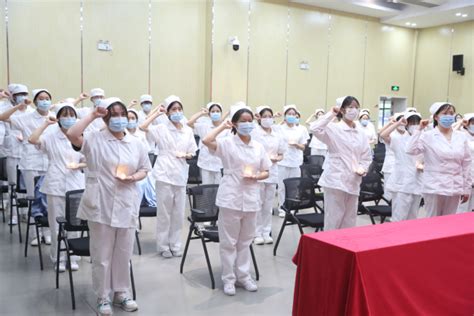 宁波卫生职业技术学院千余名准护士线上线下“加冕”