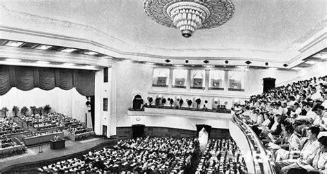 1945年4月25日至6月26日，联合国制宪会议在旧金山召开。会议通过了联合国宪章。1945年10月24日，联合国宪章开始生效，联合国正式成立 ...