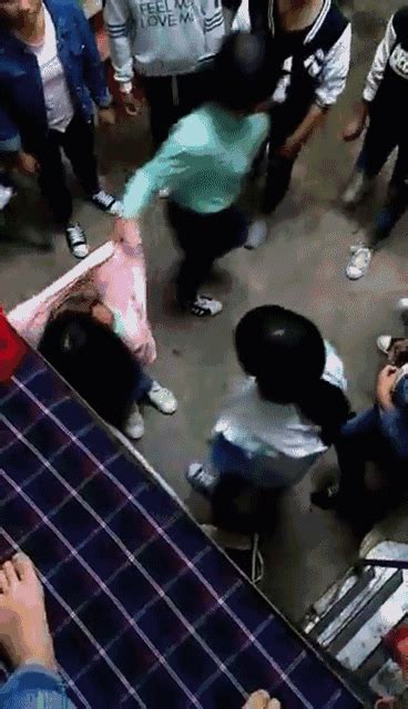 网传福建某中学女生遭校园暴力，被要求下跪并遭他人拳打脚踢。
