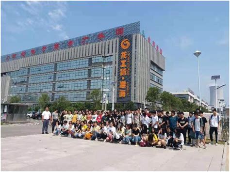 电子商务专业学生赴沛县龙工场跨境电商产业园体验学习