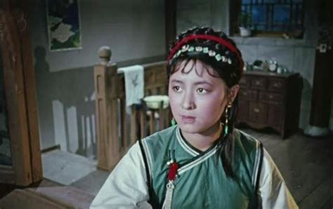 《五朵金花》中她的证婚人是杨丽坤，曾是景岗山岳母，洪晃继母