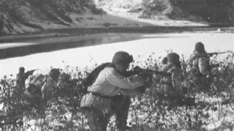 长津湖战役中，第九兵团的战士们穿着单薄棉衣，在极寒环境下坚守阵地_凤凰网视频_凤凰网