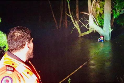 澳大利亚男子被洪水冲下河 抱树求生10小时后获救_手机新浪网
