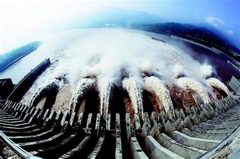 三峡大坝开孔泄洪 应对“长江2021年第1号洪水”-新闻中心-温州网