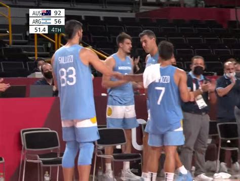 致敬老兵！阿根廷VS澳大利亚最后时刻，双方球员&工作人员齐向斯科拉鼓掌致敬_:::体育直播TV