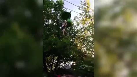 女孩从8米高空缆车摔落 坠地前幸运被接住_凤凰网视频_凤凰网