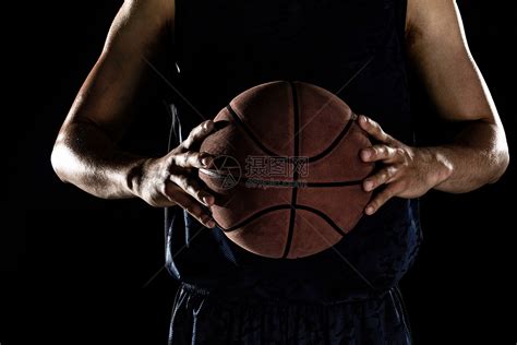 篮球图片-两名篮球运动员在健身房全景中的动作素材-高清图片-摄影照片-寻图免费打包下载