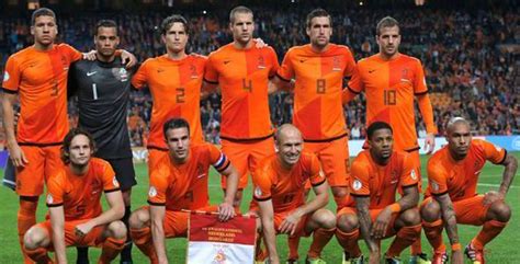荷兰队30人名单：范佩西罗本领衔_虎扑国际足球新闻