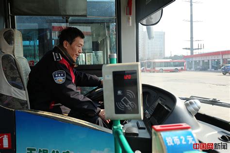 “对不起，耽误大家时间了”杭州公交司机匆匆跑下车后做的这件事，很赞-杭州新闻中心-杭州网