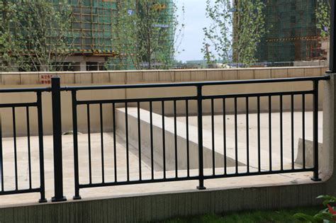 锌钢阳台护栏安装有哪些安装事项?锌钢阳台护栏产品性能说明 - 知乎