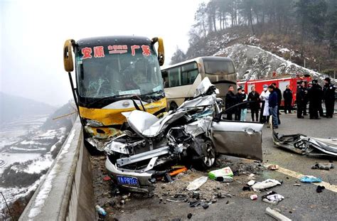京昆高速36人死亡，昆石高速又发生20余车追尾，事故中一个细节细思极恐-综合资讯-环境健康安全网