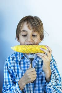 吃甜玉米的男孩高清图片下载-正版图片505925825-摄图网