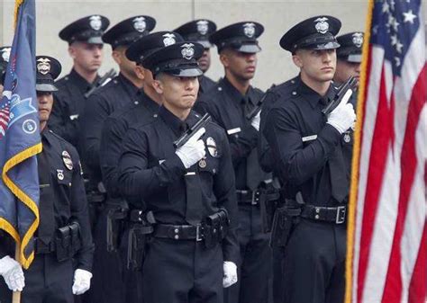 美国警察为什么这么厉害？因为他们的警徽太帅气！