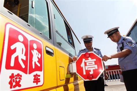 重庆交巡警开展校车专项整治活动 为学生保驾护航_大渝网_腾讯网