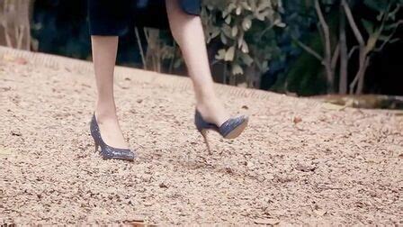 美女穿高跟鞋的视频在家里走的视频