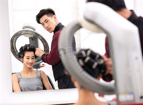 欢乐椅子专业人员青年女人在理发店里做头发高清图片下载-正版图片501954026-摄图网