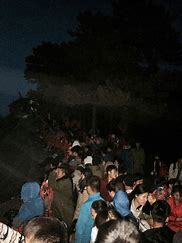 夜爬泰山两山头游客开强光互射对骂 的图像结果
