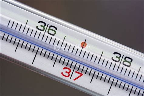 体温计多少度算发烧，我们应该怎么看体温计？