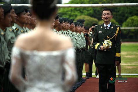 就是这样高大上！军校毕业生为军嫂补拍浪漫婚纱照 - 中国军网